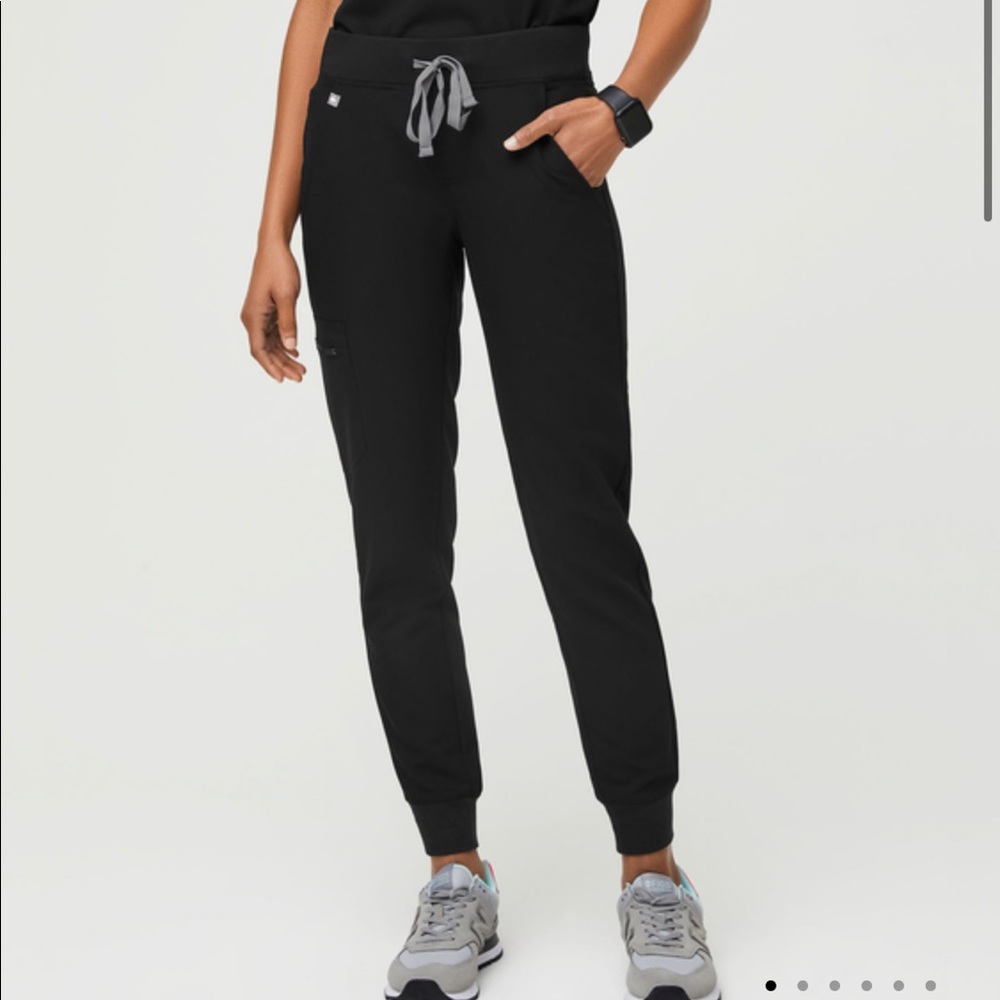 Size medium Figs Zamora jogger scrub pants in black. Never worn.
